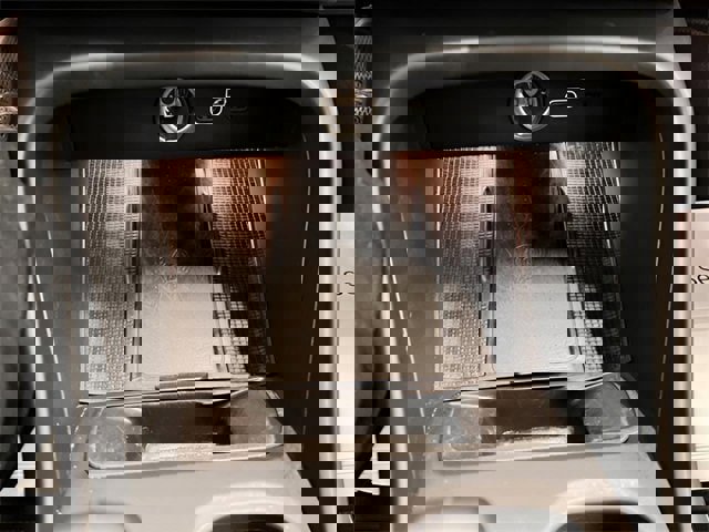 Used 2024 Volvo XC40 B5 Core image 27