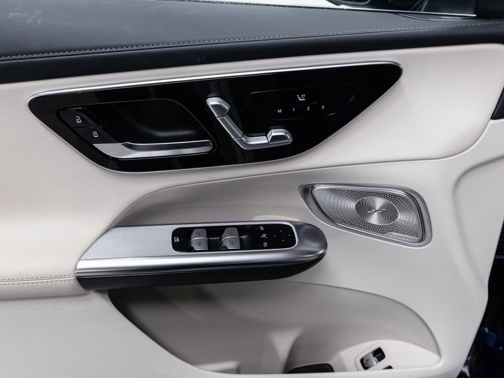 Used 2025 Mercedes-Benz GLC 350e 4MATIC w/ Driver Assistance Package image 6