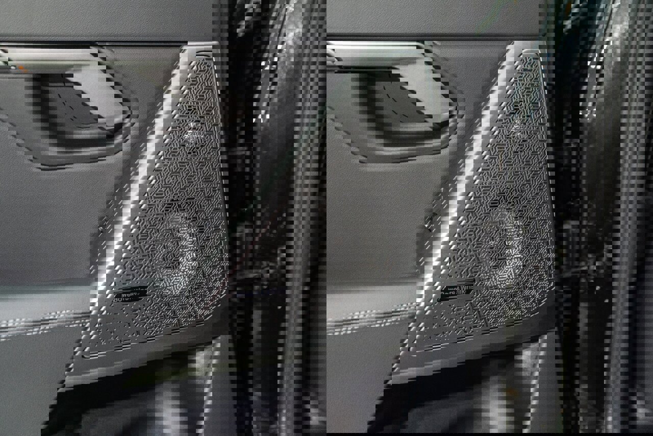 Used 2025 BMW M5 w/ Carbon Package image 79