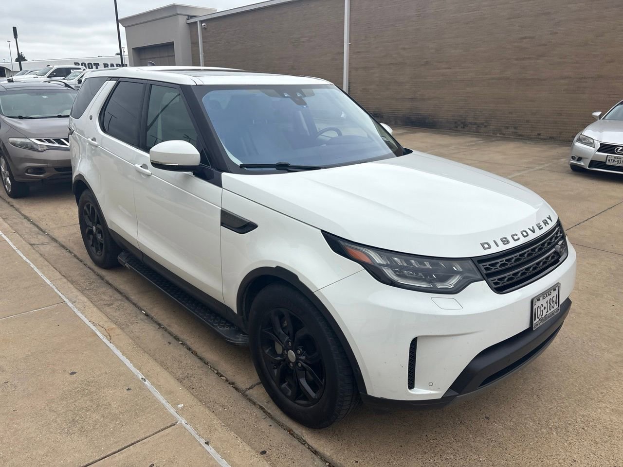 Used 2019 Land Rover Discovery SE AWD/4WD image 4