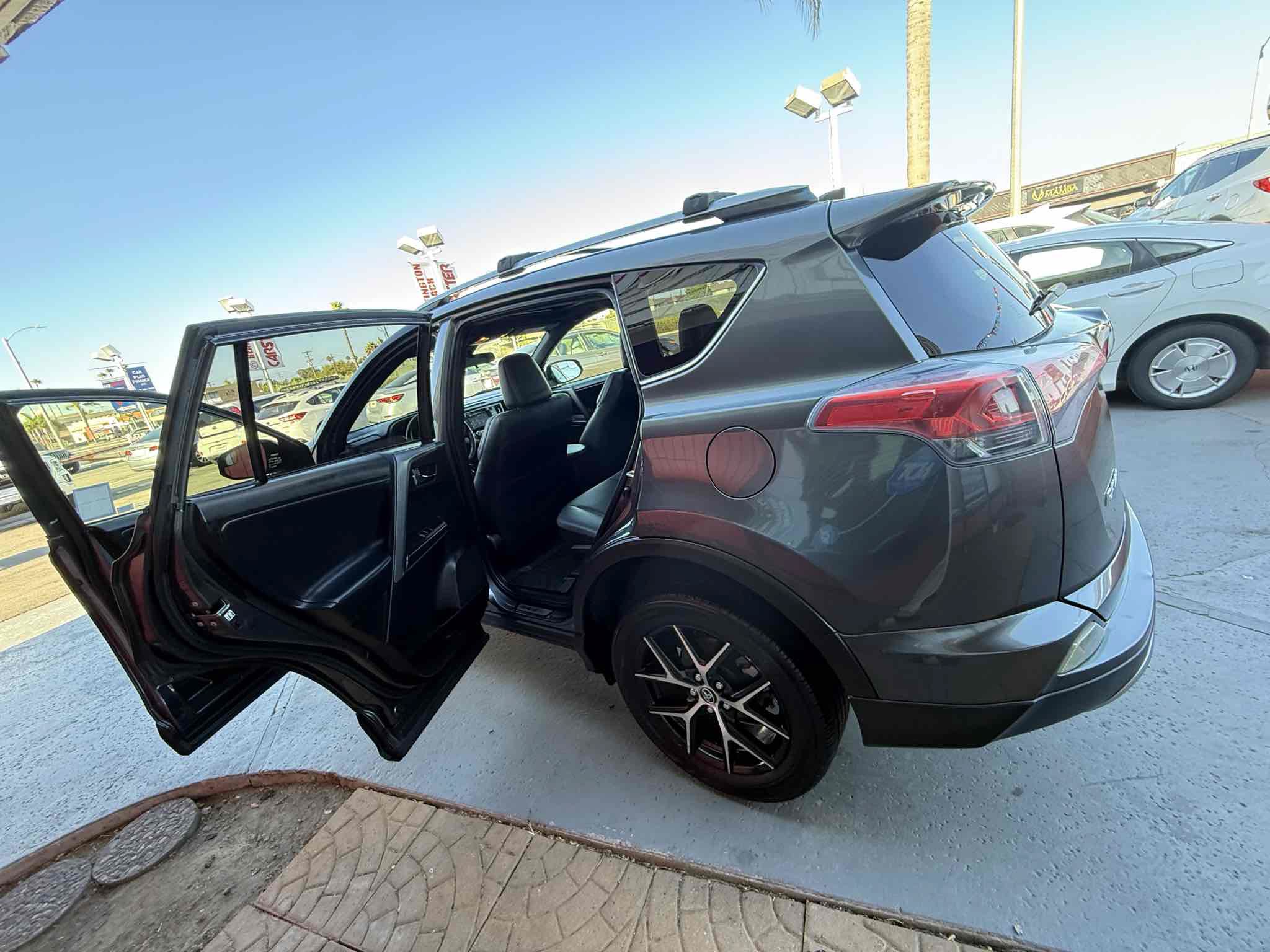 Used 2018 Toyota RAV4 SE w/ All Weather Liner Package FWD image 93