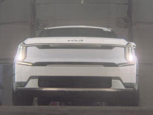 Certified 2025 Kia EV9 Land image 2