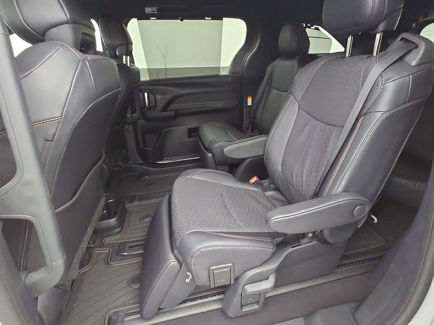 Certified 2025 Toyota Sienna Limited FWD image 17