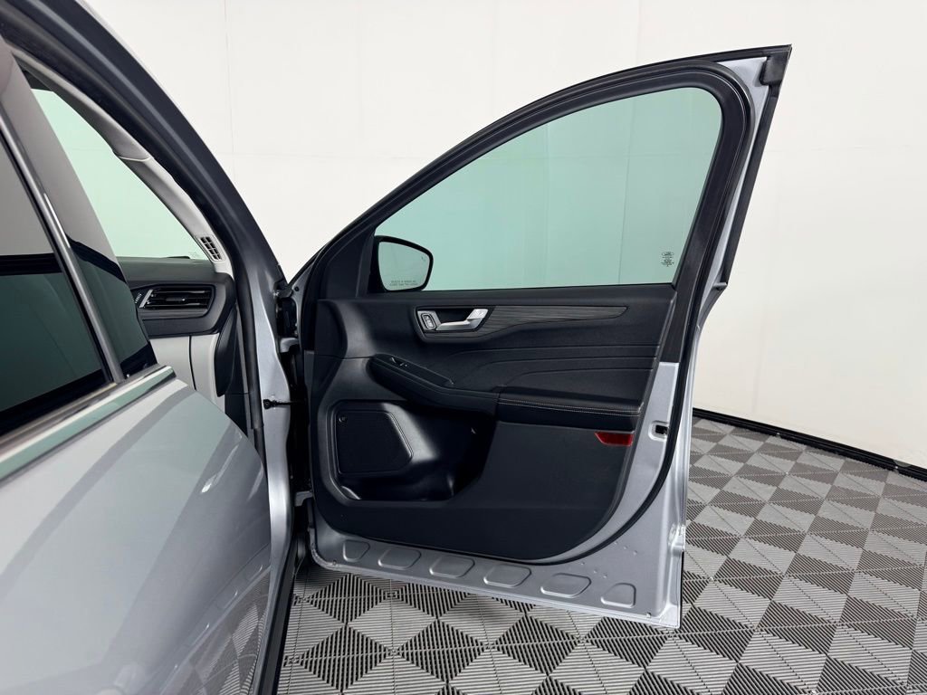 Used 2023 Ford Escape Platinum w/ Premium Technology Package image 36