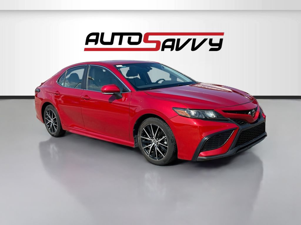 Used 2022 Toyota Camry SE FWD image 1