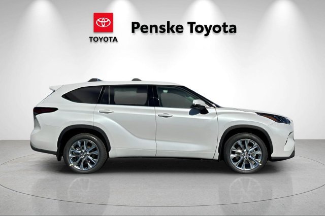 New 2026 Toyota Highlander Limited AWD/4WD image 3
