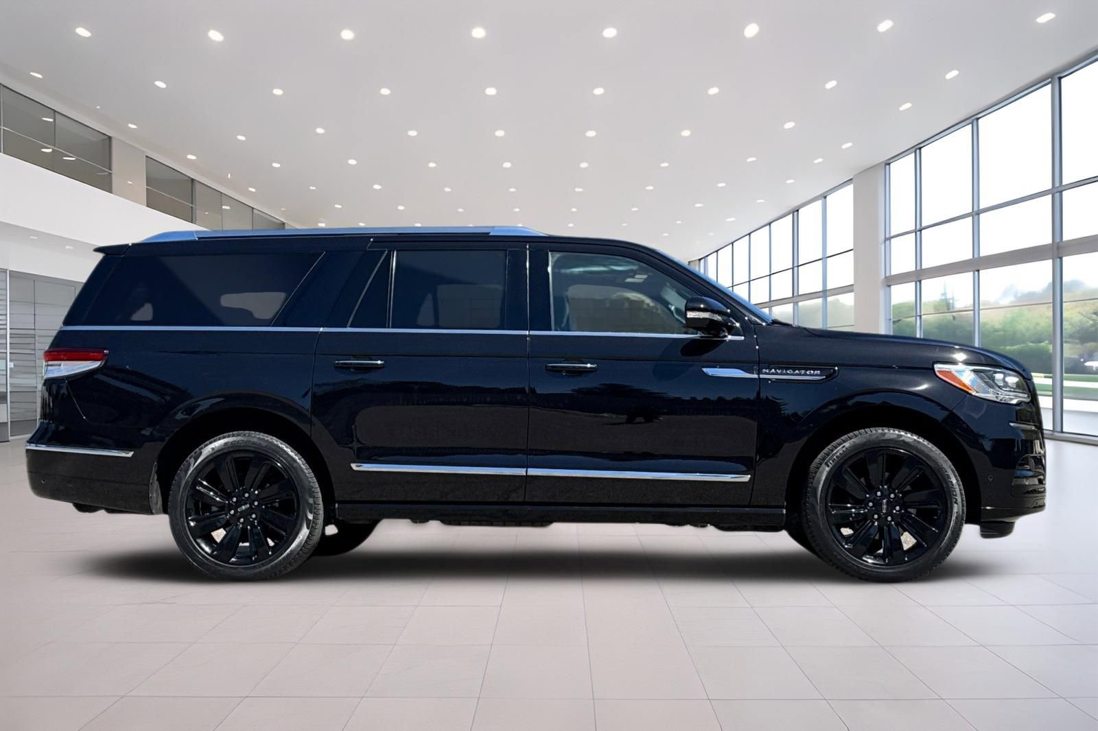 Used 2023 Lincoln Navigator L Reserve w/ Monochromatic Package image 3