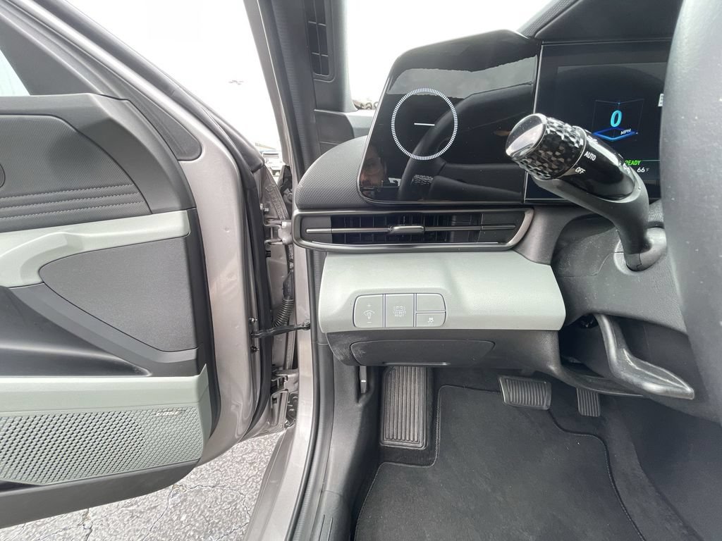 Used 2024 Hyundai Elantra Limited FWD image 18