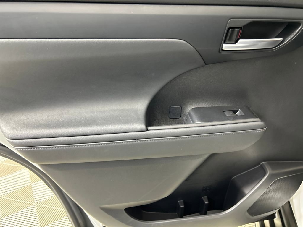 Used 2021 Toyota Highlander XLE image 16