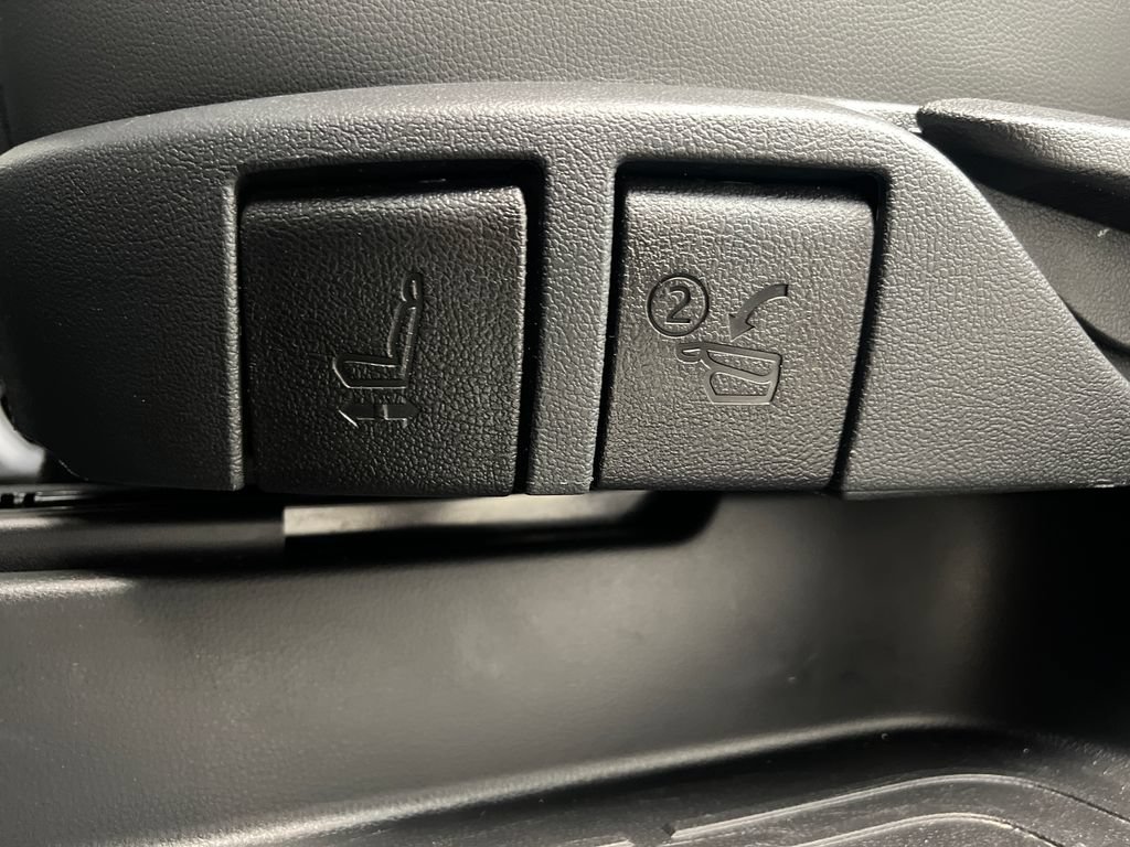 Used 2025 Toyota Highlander XLE FWD image 19