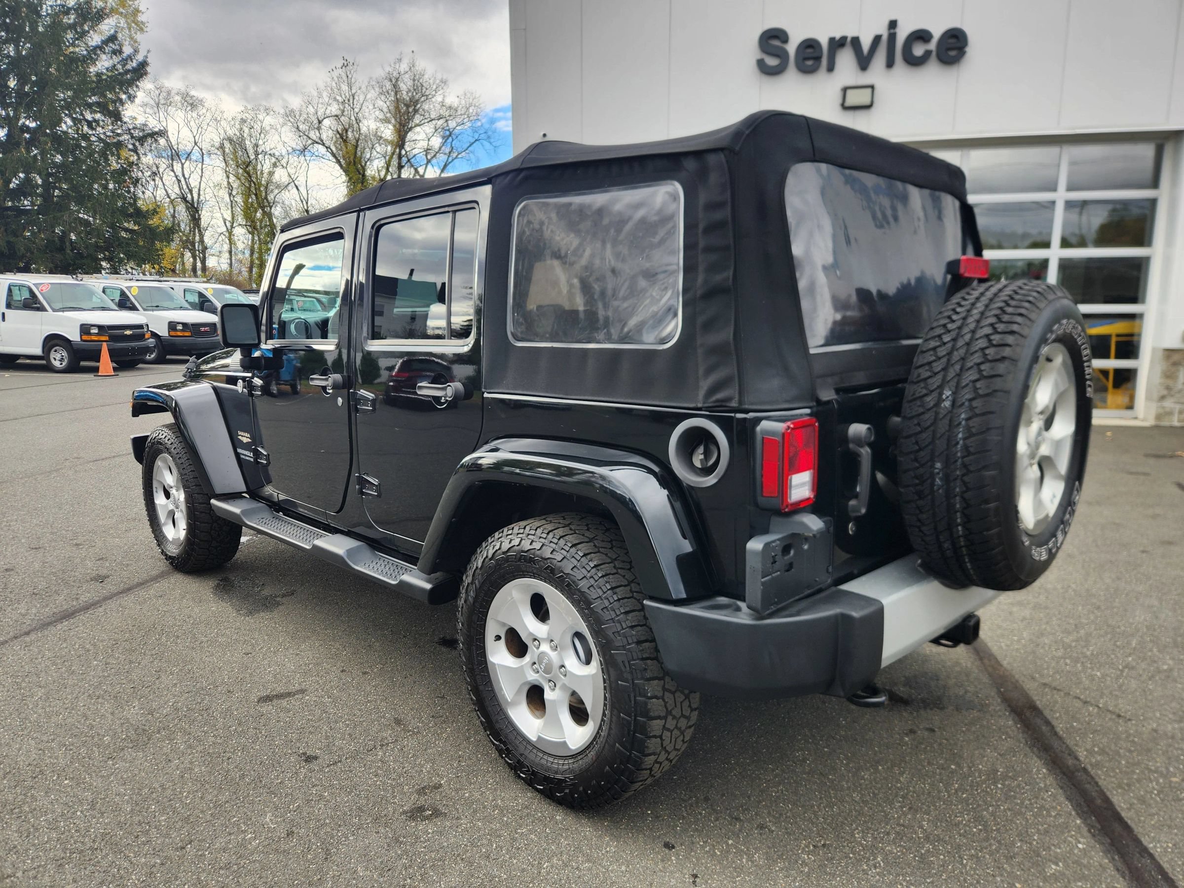 Used 2015 Jeep Wrangler Unlimited Sahara w/ Connectivity Group AWD/4WD image 12