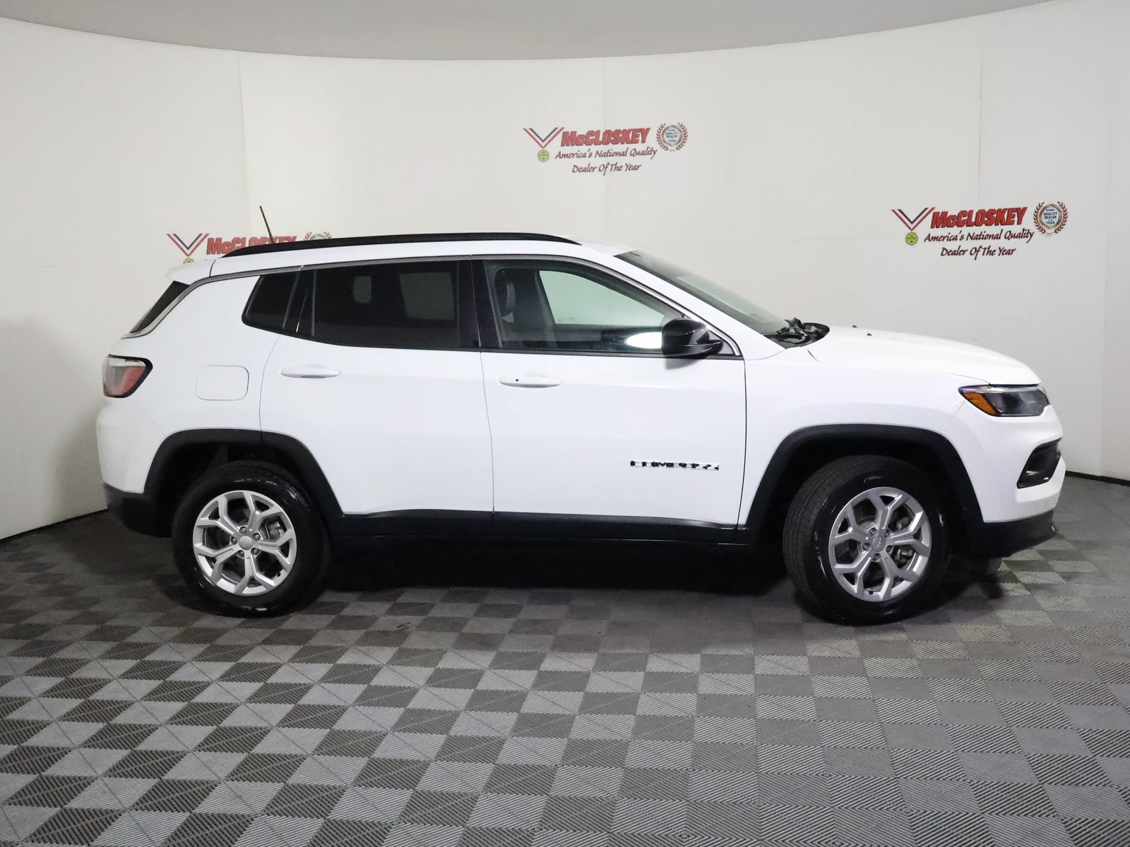 Used 2024 Jeep Compass Latitude AWD/4WD image 6