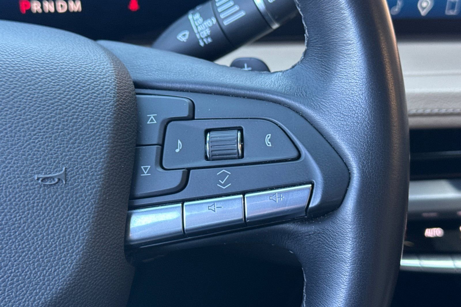 Used 2025 Cadillac XT4 Premium Luxury image 35