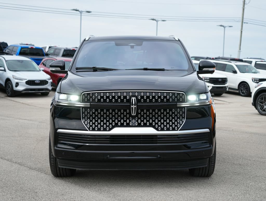 Used 2025 Lincoln Navigator Reserve AWD/4WD image 3