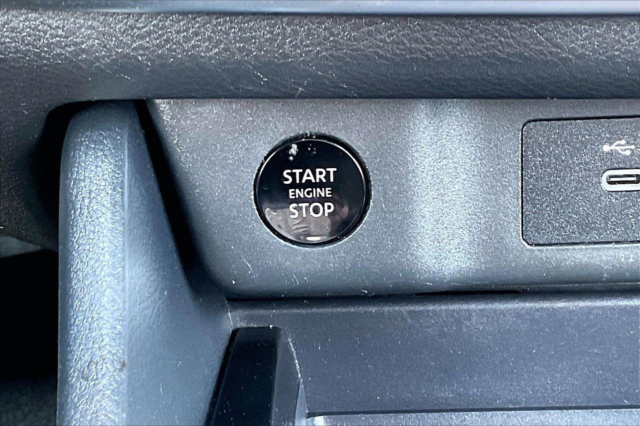 Used 2024 Nissan Rogue S image 27