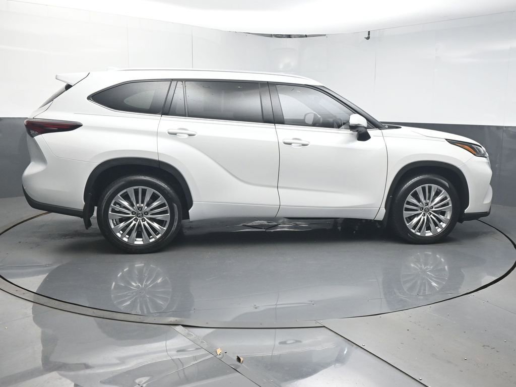 Used 2024 Toyota Highlander Platinum FWD image 8