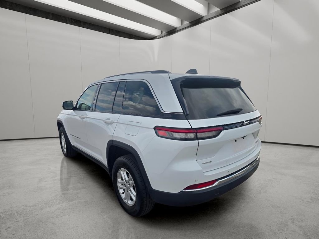 Used 2024 Jeep Grand Cherokee Laredo image 3