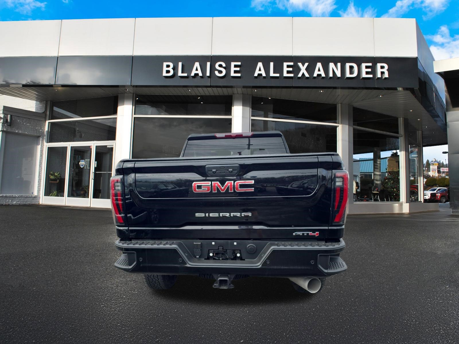 Used 2025 GMC Sierra 2500 AT4 AWD/4WD image 4