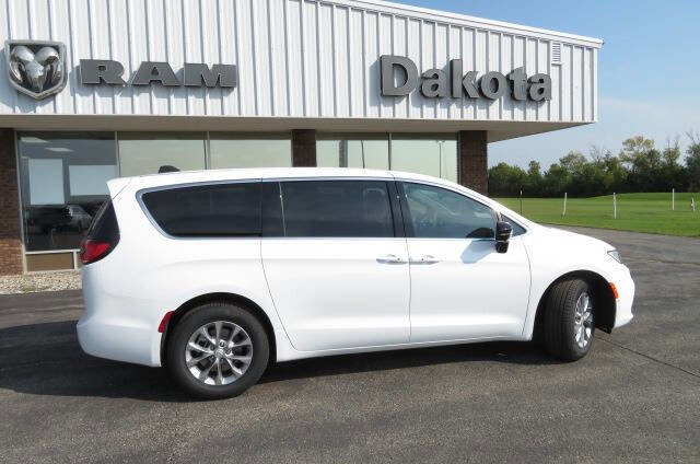 New 2026 Chrysler Pacifica Select image 2