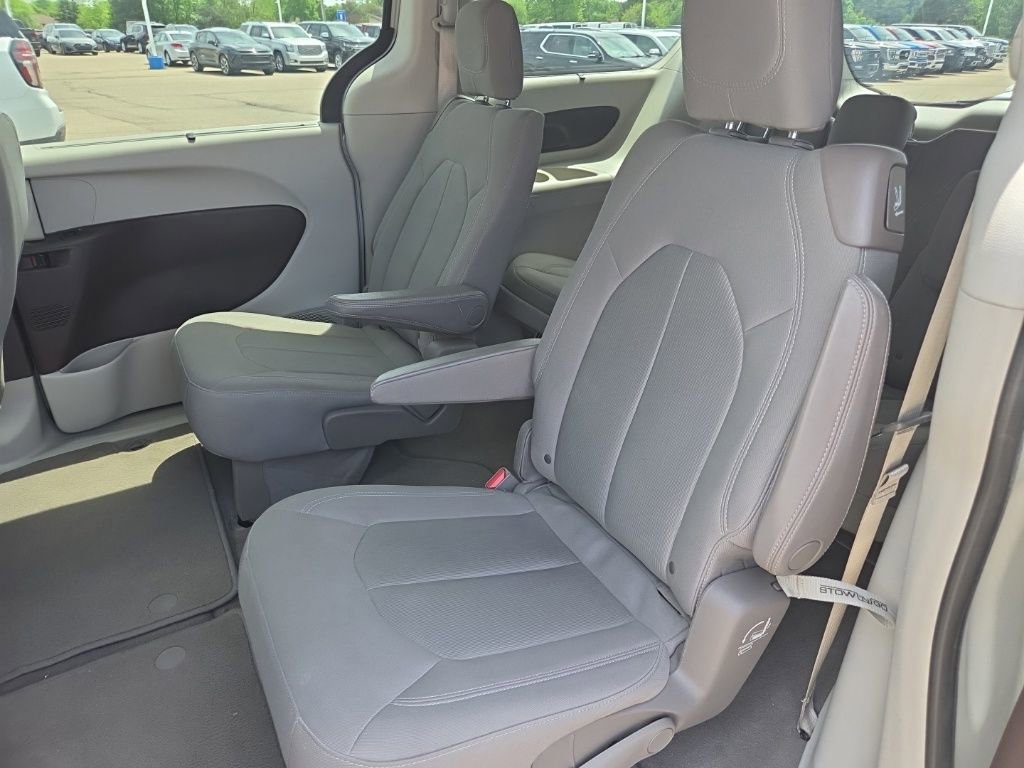 Used 2017 Chrysler Pacifica Touring Plus w/ Tire & Wheel Group FWD image 7