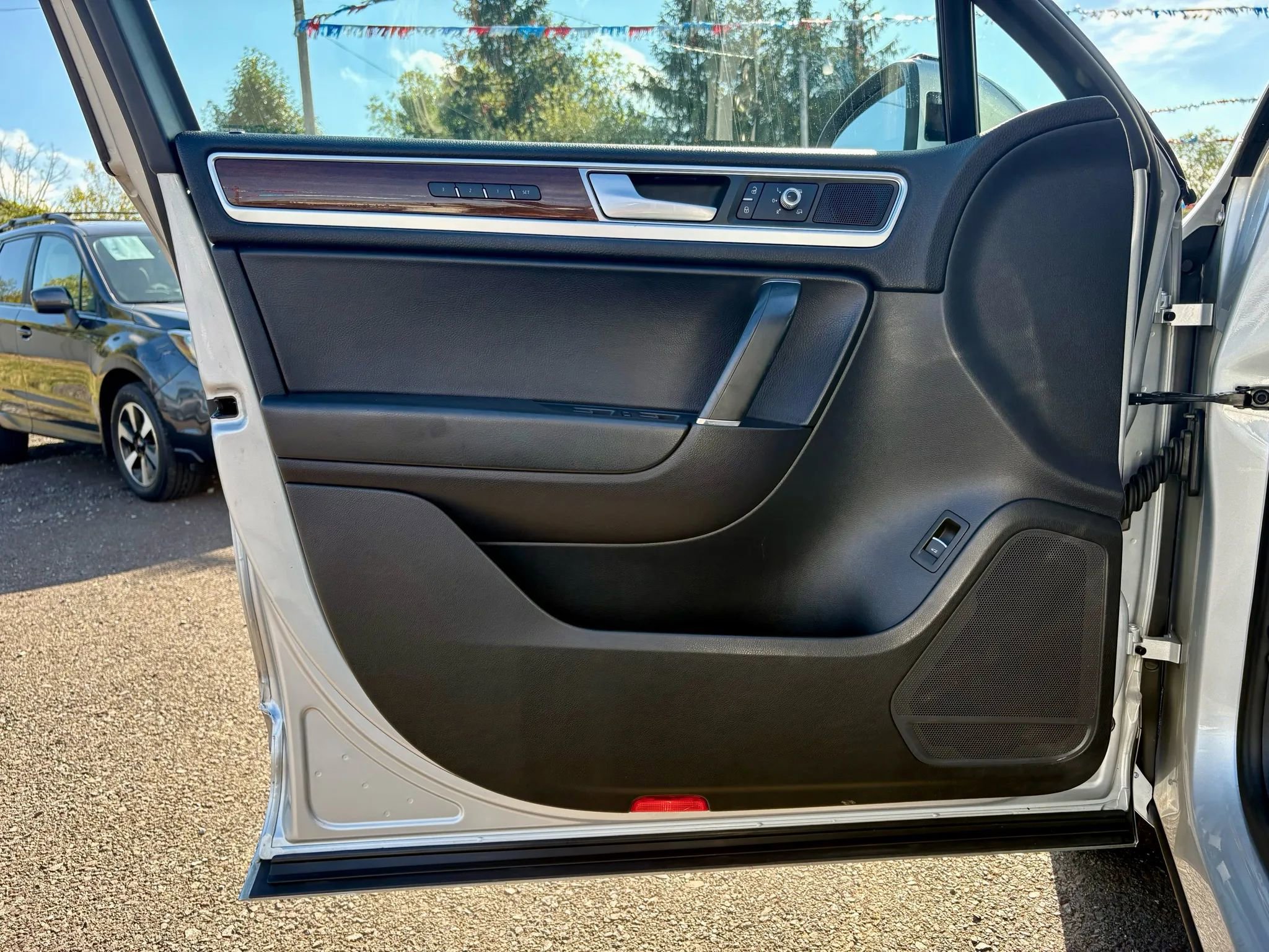 Used 2015 Volkswagen Touareg VR6 image 12