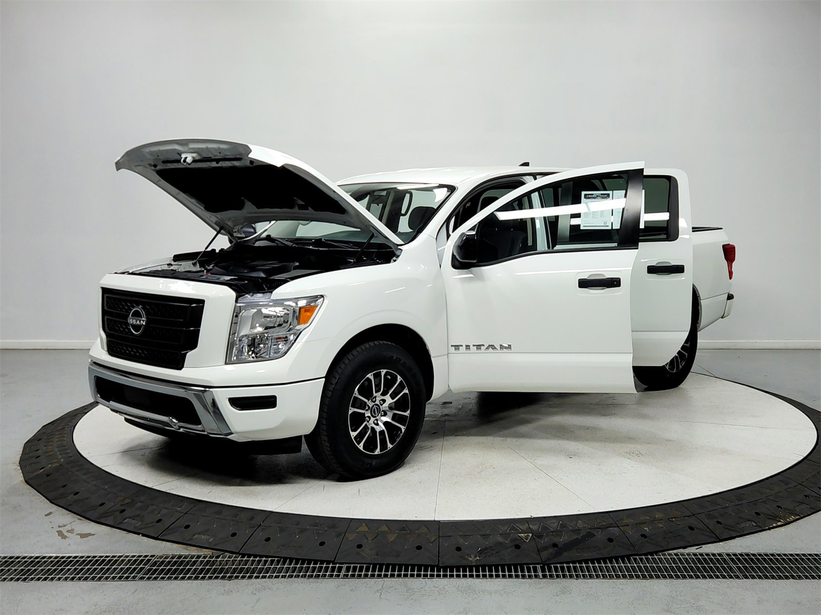 Used 2023 Nissan Titan SV image 11