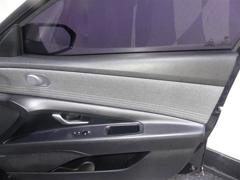 Used 2022 Hyundai Elantra Limited image 19