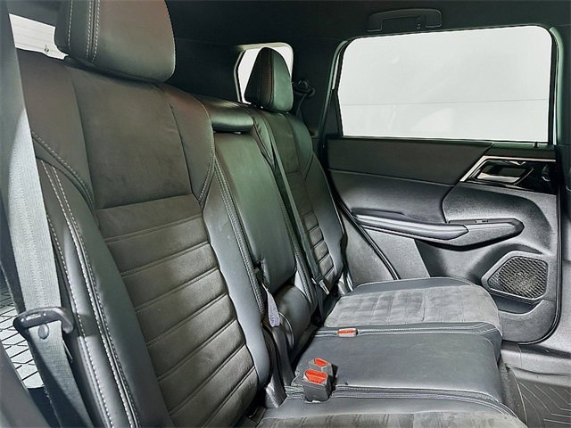 Used 2023 Mitsubishi Outlander SE image 24