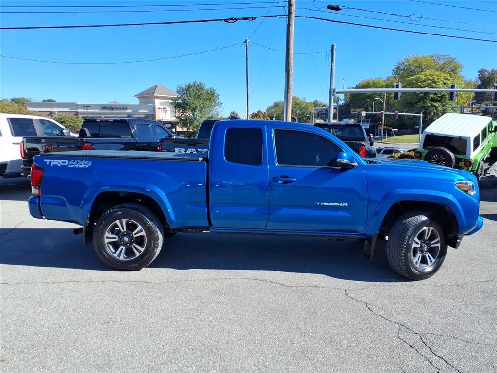 Used 2017 Toyota Tacoma TRD Sport AWD/4WD image 3