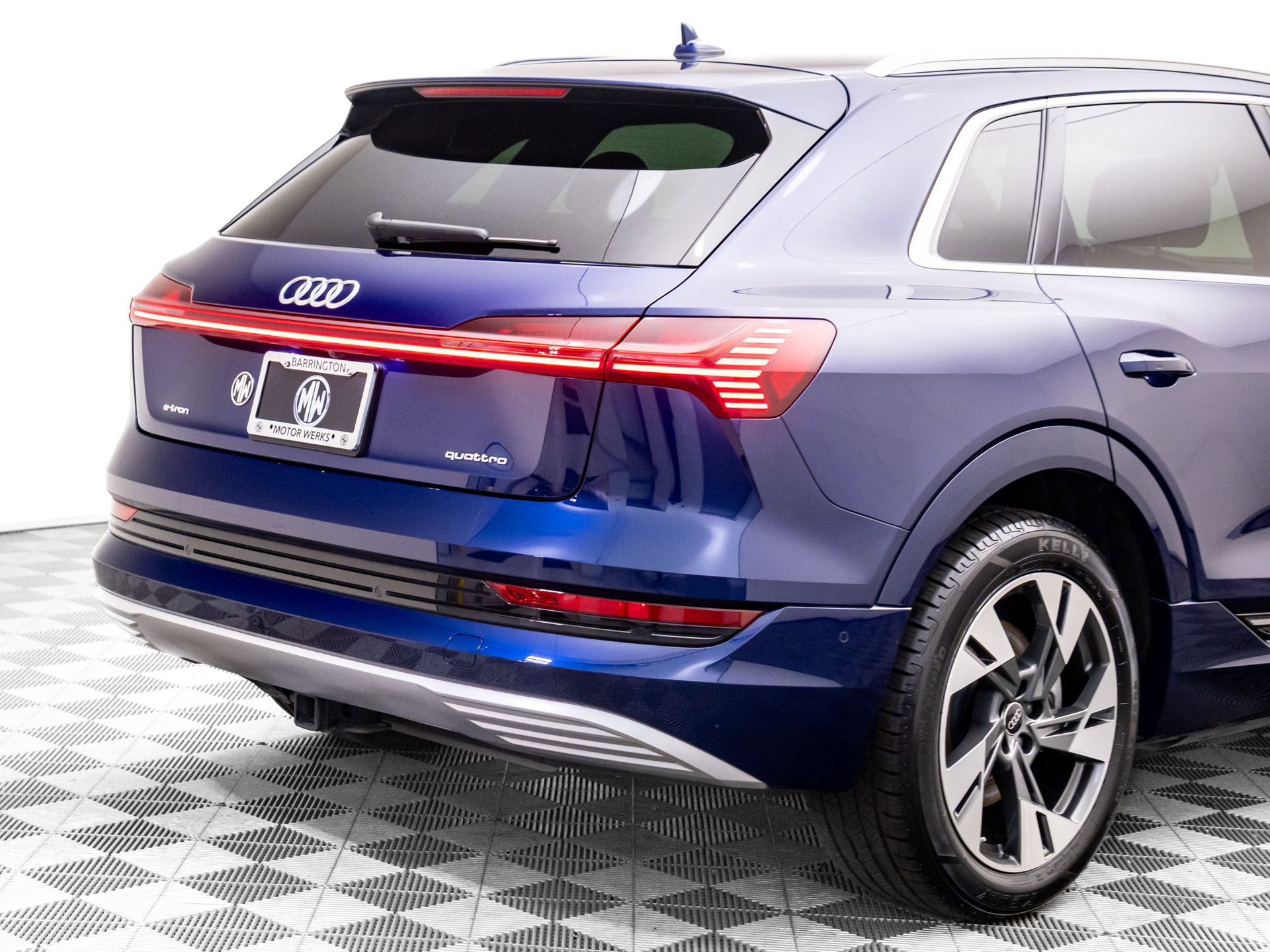 Used 2022 Audi e-tron Premium Plus w/ Premium Plus Package image 38