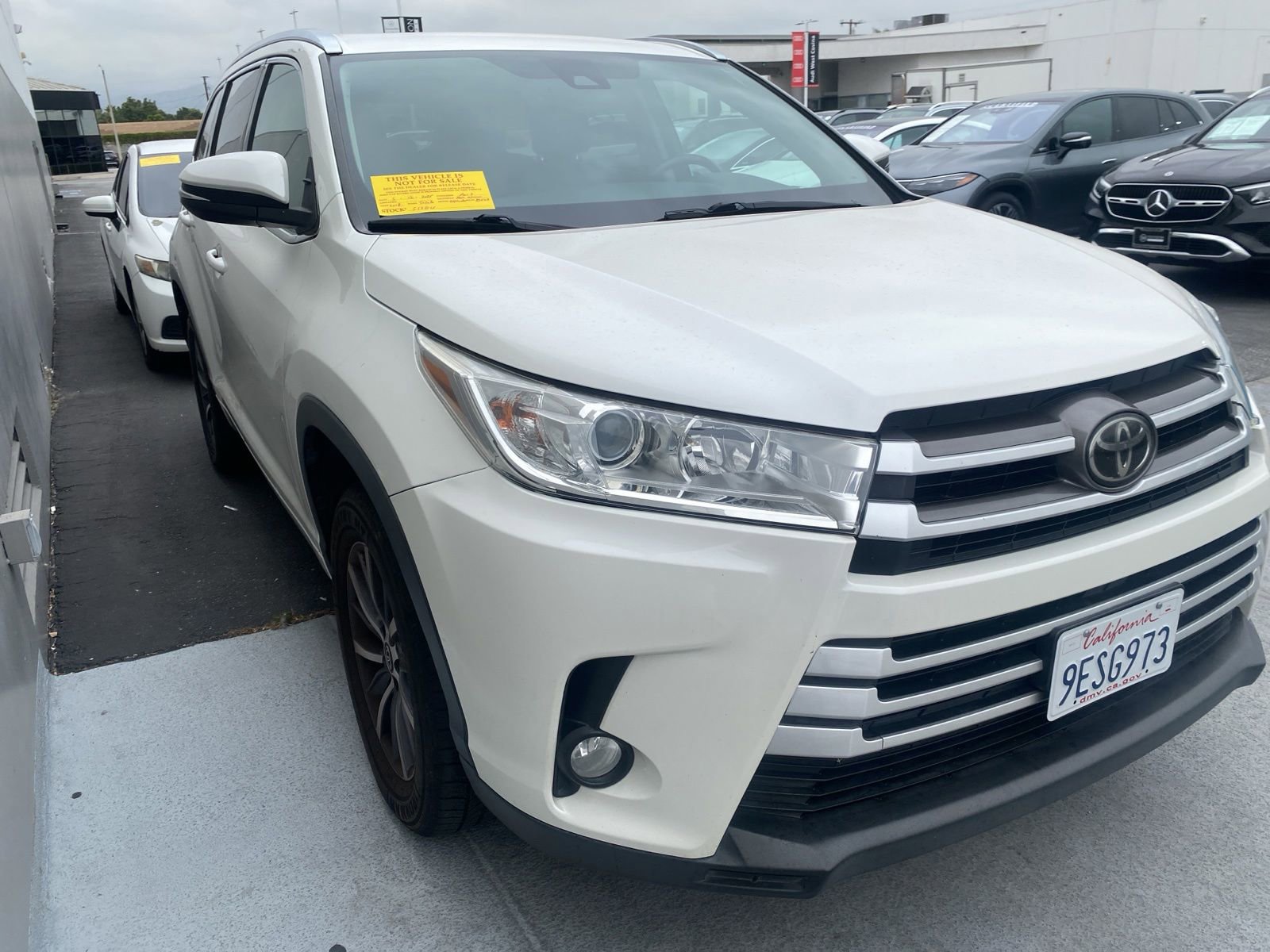 Used 2018 Toyota Highlander XLE w/ Carpet Mat Package (TMS) FWD image 2