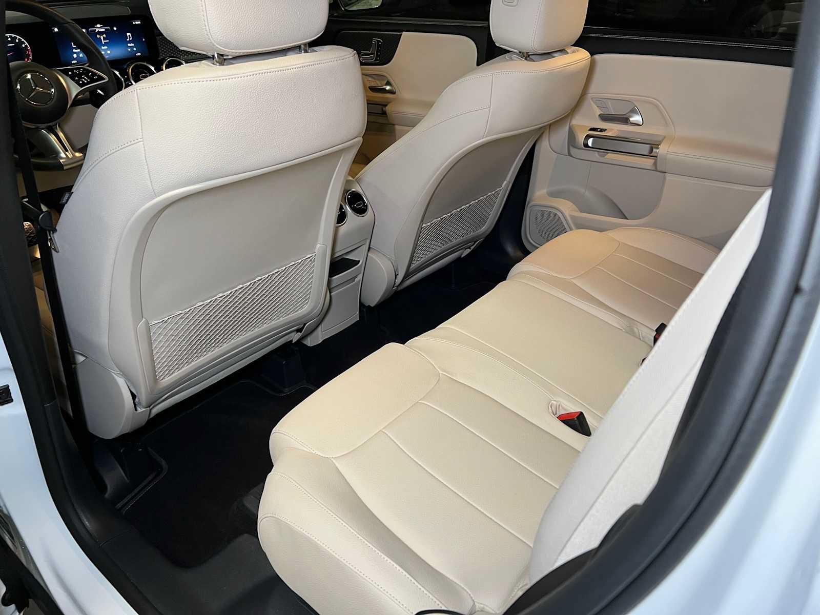 Used 2025 Mercedes-Benz GLB 250 4MATIC image 21