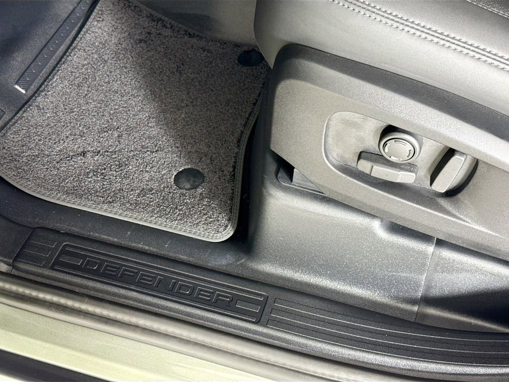 Used 2025 Land Rover Defender 110 X-Dynamic SE image 18