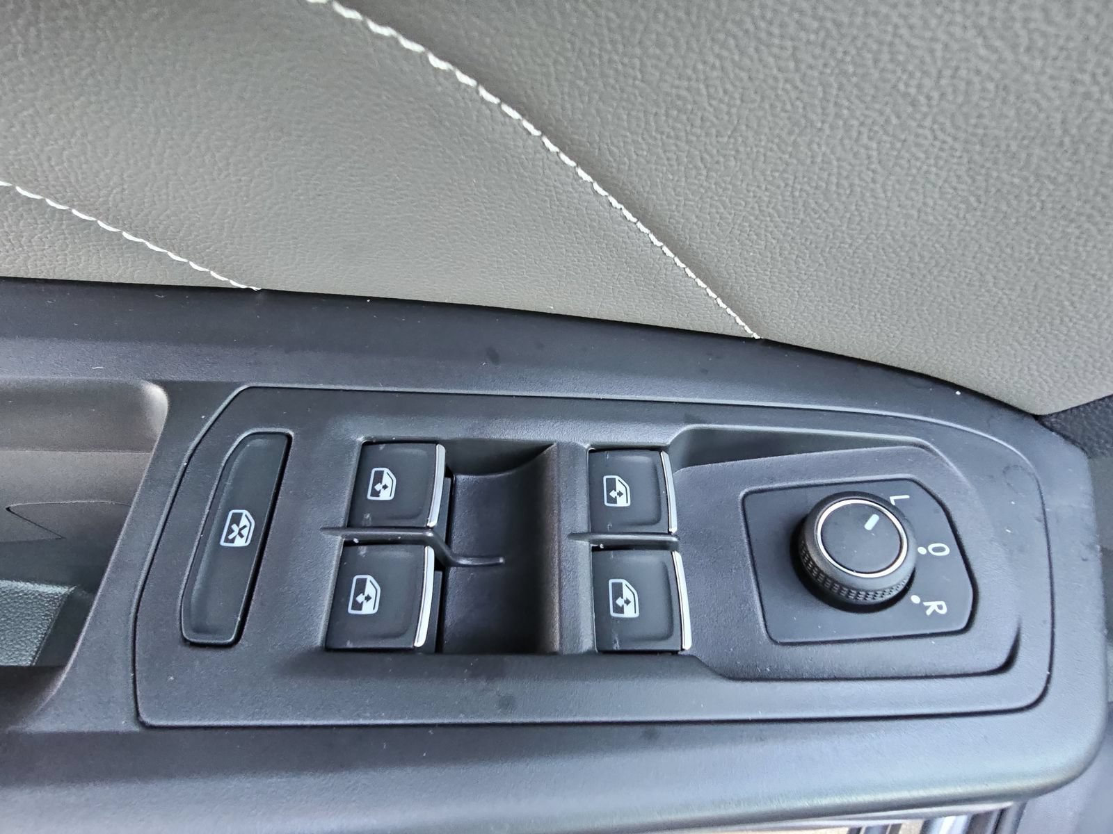 Used 2023 Volkswagen Atlas Cross Sport SE w/ Panoramic Sunroof Package FWD image 31