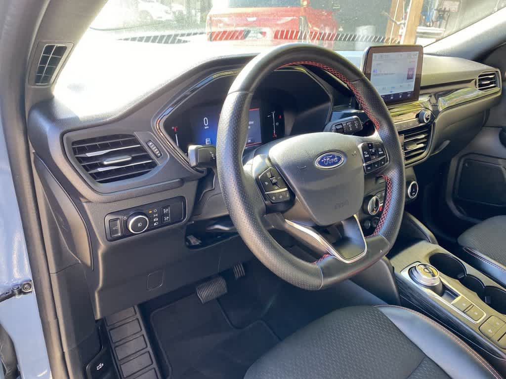 Used 2025 Ford Escape ST-Line Select AWD/4WD image 2