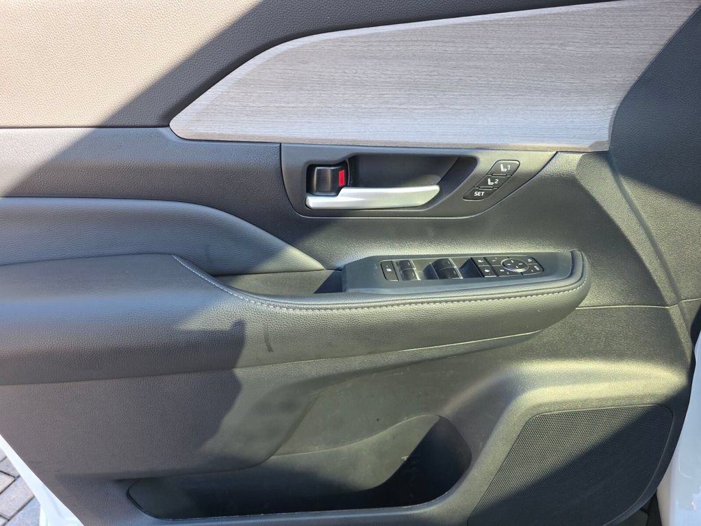 Used 2026 Toyota Grand Highlander AWD image 29