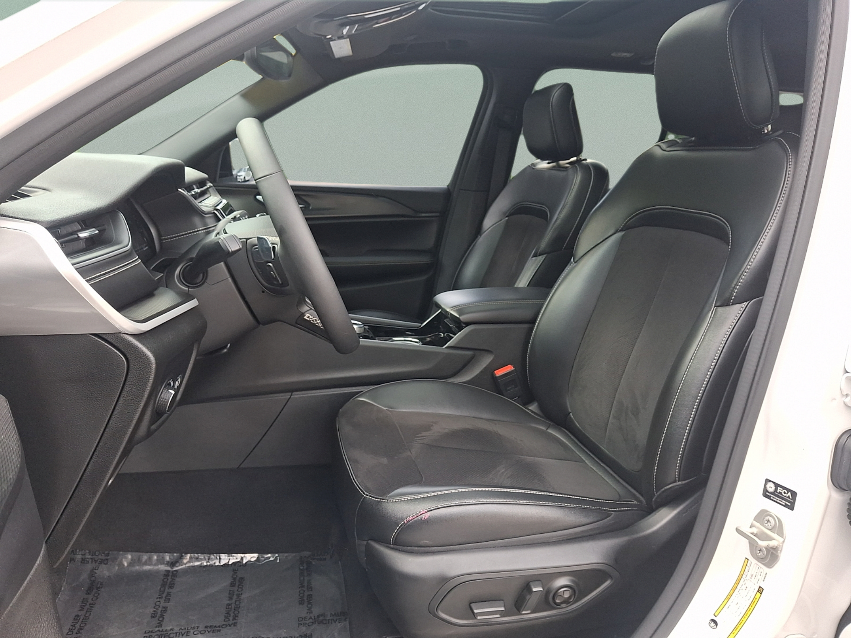 Used 2023 Jeep Grand Cherokee Altitude AWD/4WD image 13