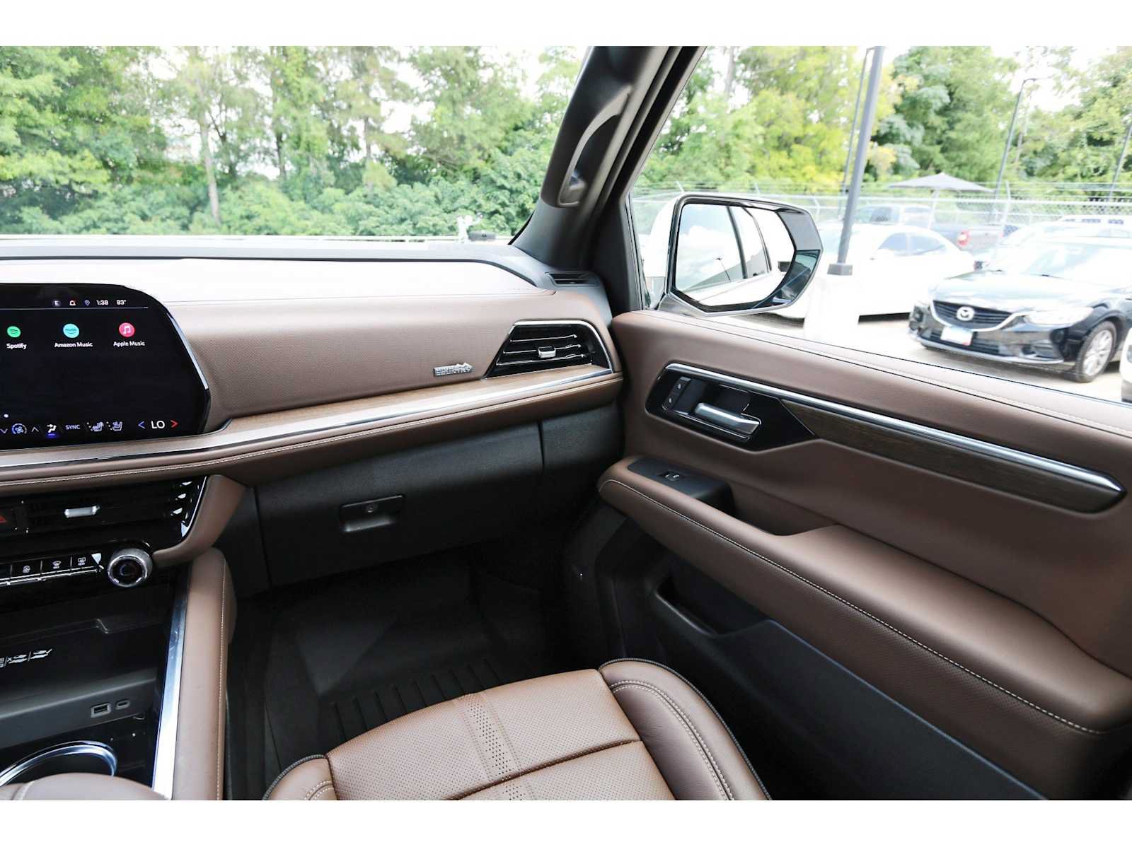 Used 2025 Chevrolet Tahoe High Country AWD/4WD image 8