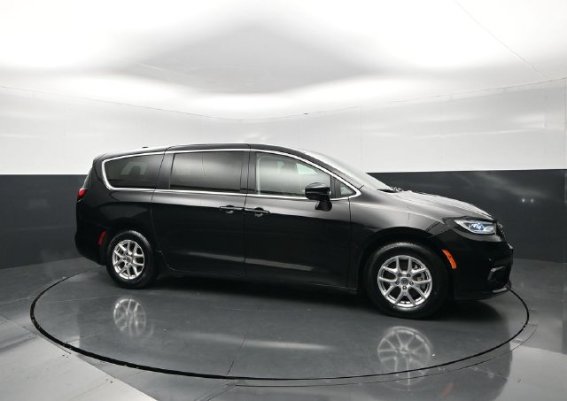 Used 2024 Chrysler Pacifica Touring-L FWD image 6
