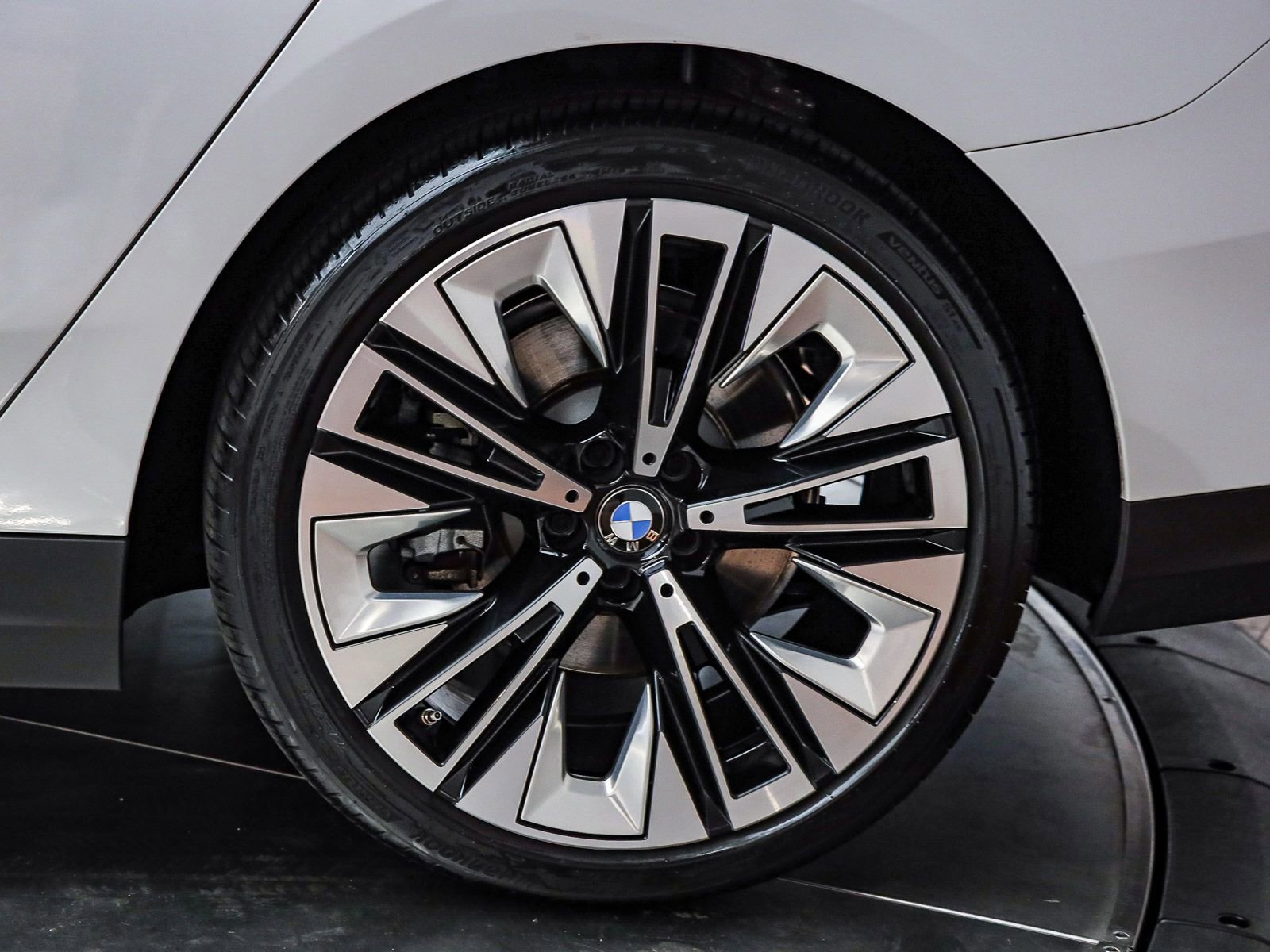 Used 2025 BMW 530i w/ Premium Package image 11