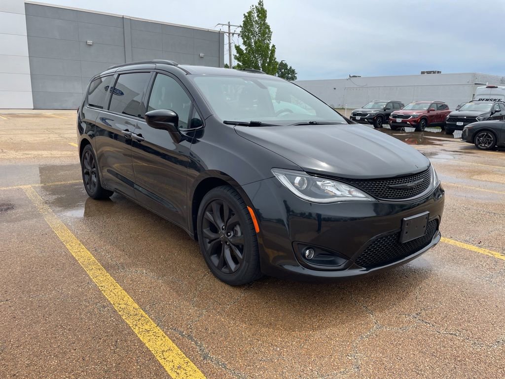 Used 2018 Chrysler Pacifica Touring-L Plus FWD image 1