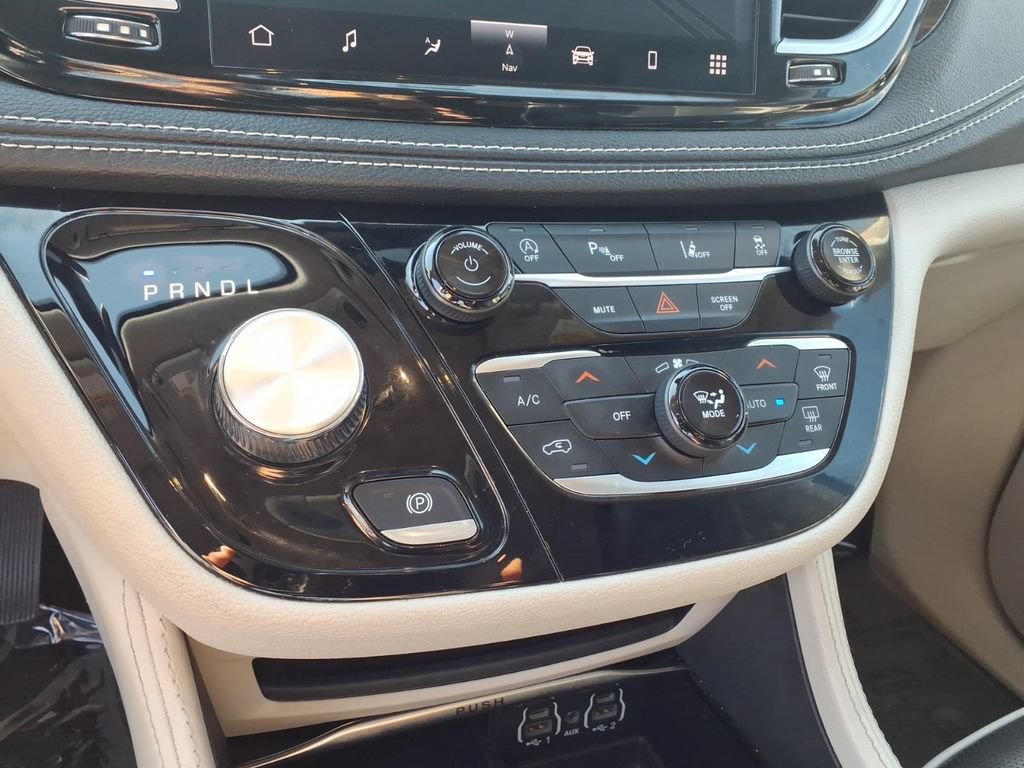 Used 2023 Chrysler Pacifica Limited FWD image 14