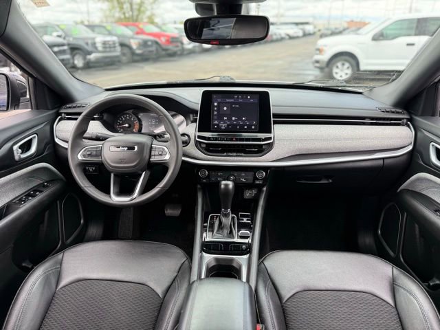 Used 2025 Jeep Compass Latitude AWD/4WD image 2