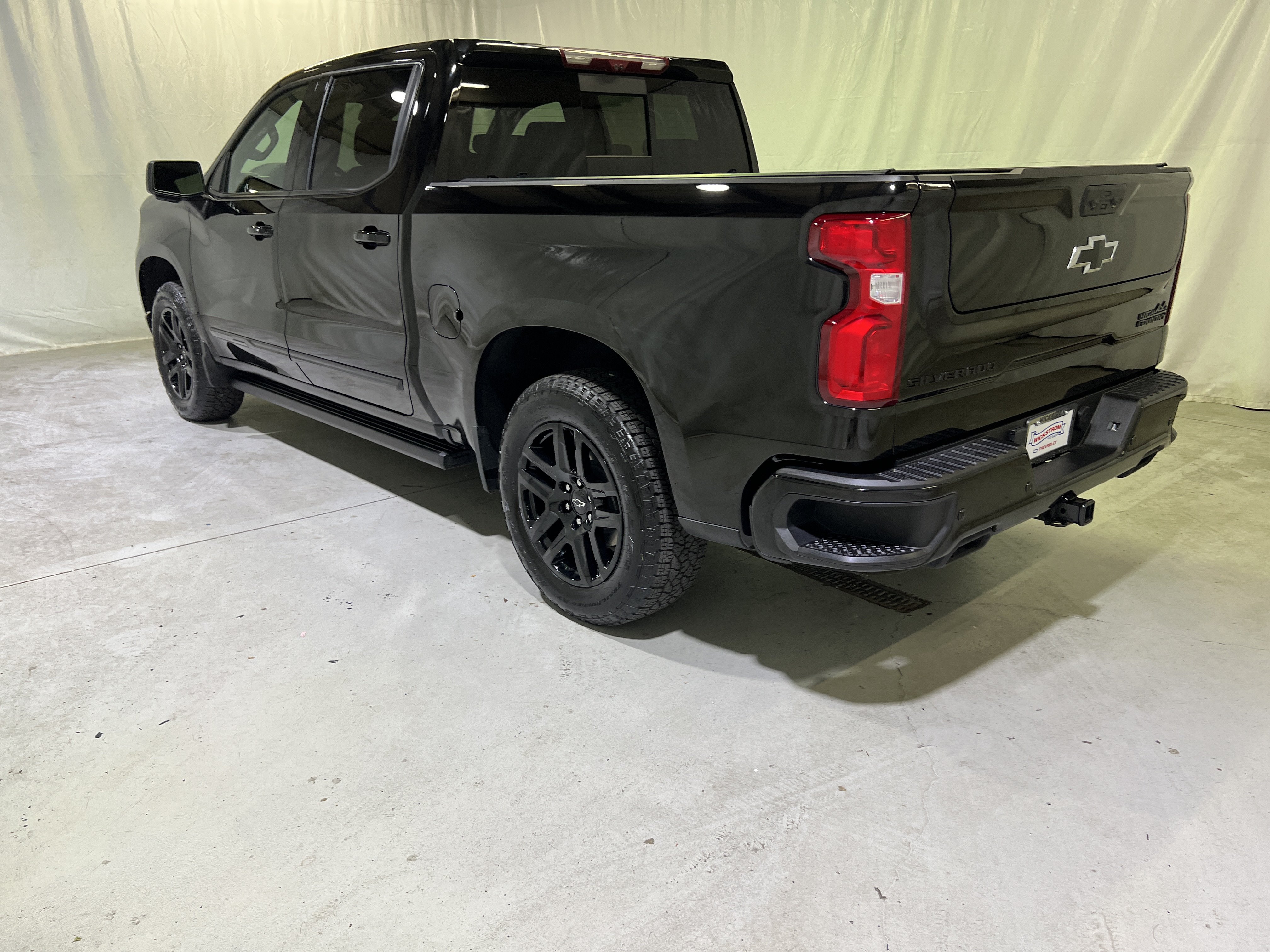 Certified 2025 Chevrolet Silverado 1500 High Country w/ Midnight Edition AWD/4WD image 8
