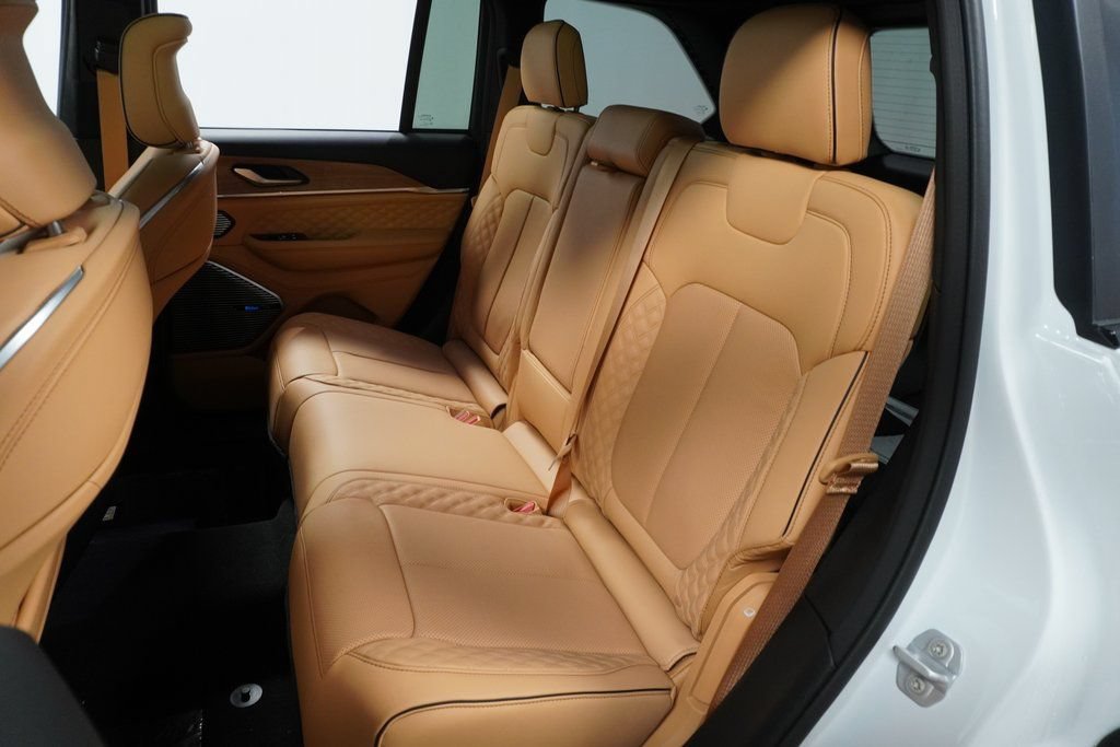 New 2023 Jeep Grand Cherokee Summit AWD/4WD image 16