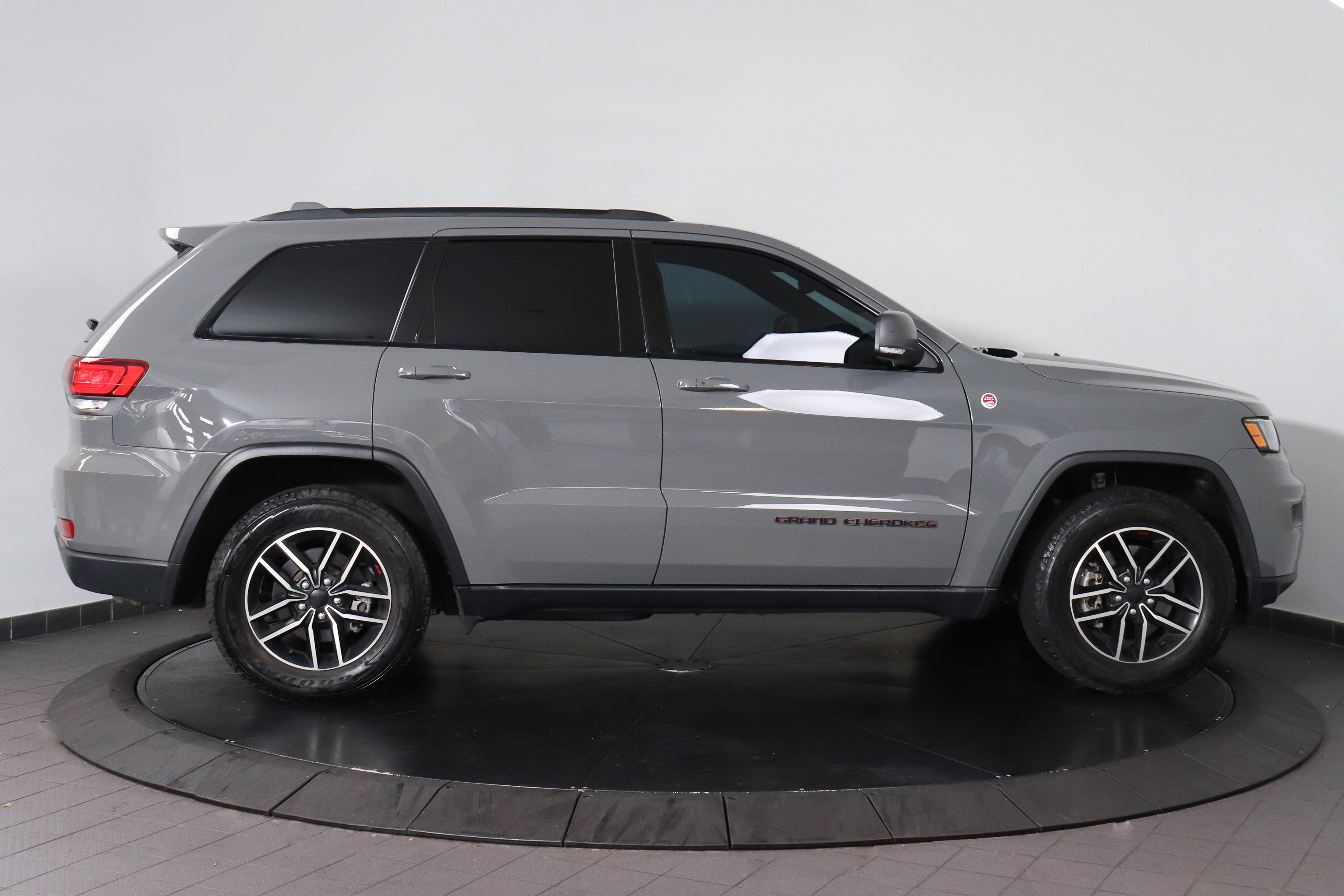 Used 2021 Jeep Grand Cherokee Trailhawk image 6