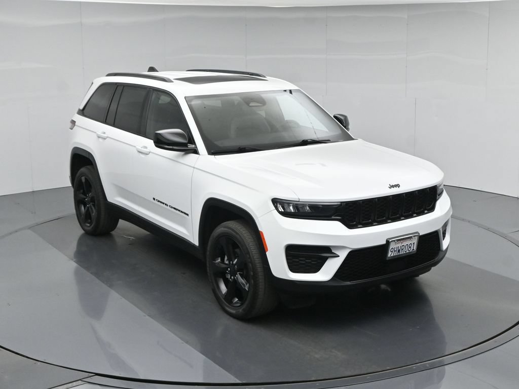 Used 2023 Jeep Grand Cherokee Laredo AWD/4WD image 42
