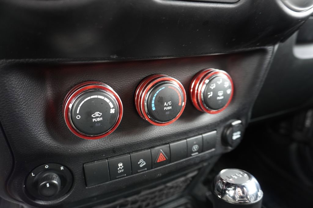 Used 2018 Jeep Wrangler Unlimited Sahara w/ Max Tow Package image 18