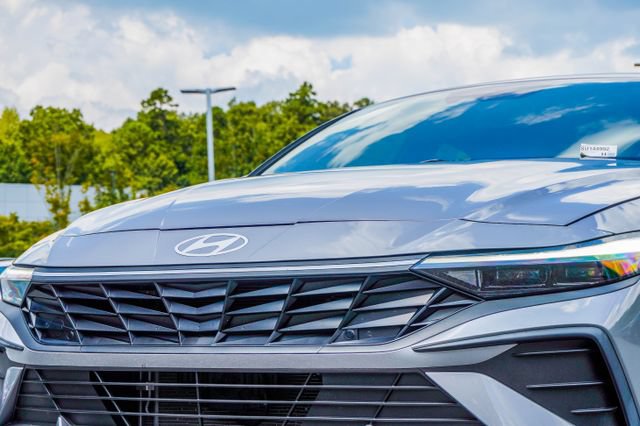 Certified 2025 Hyundai Elantra SEL FWD image 2
