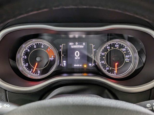 Used 2018 Jeep Cherokee Latitude Plus w/ Comfort/Convenience Group FWD image 29